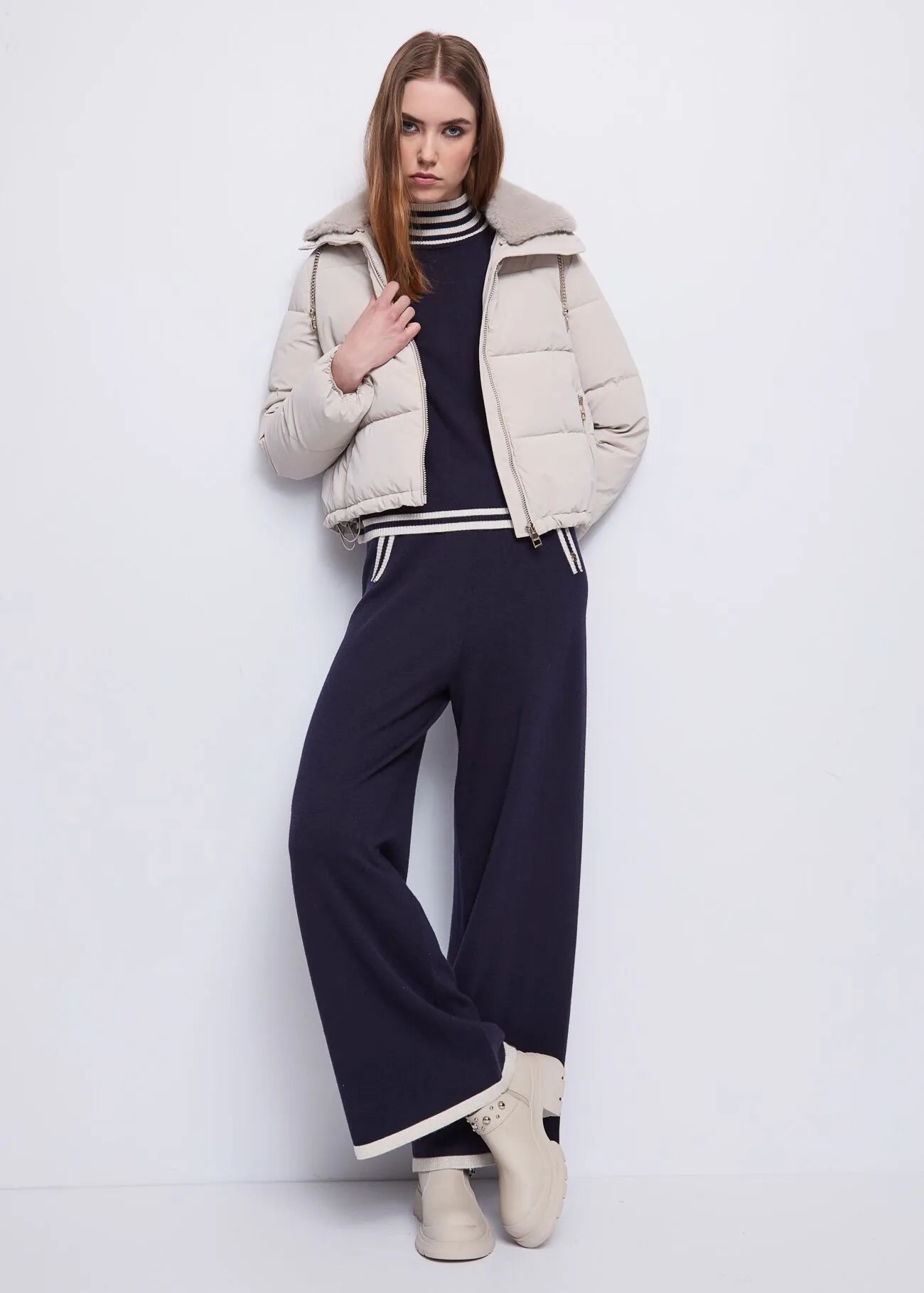 Piumino corto da donna con cappuccio e coulisse a catena GAUDI 521BD35009_2212