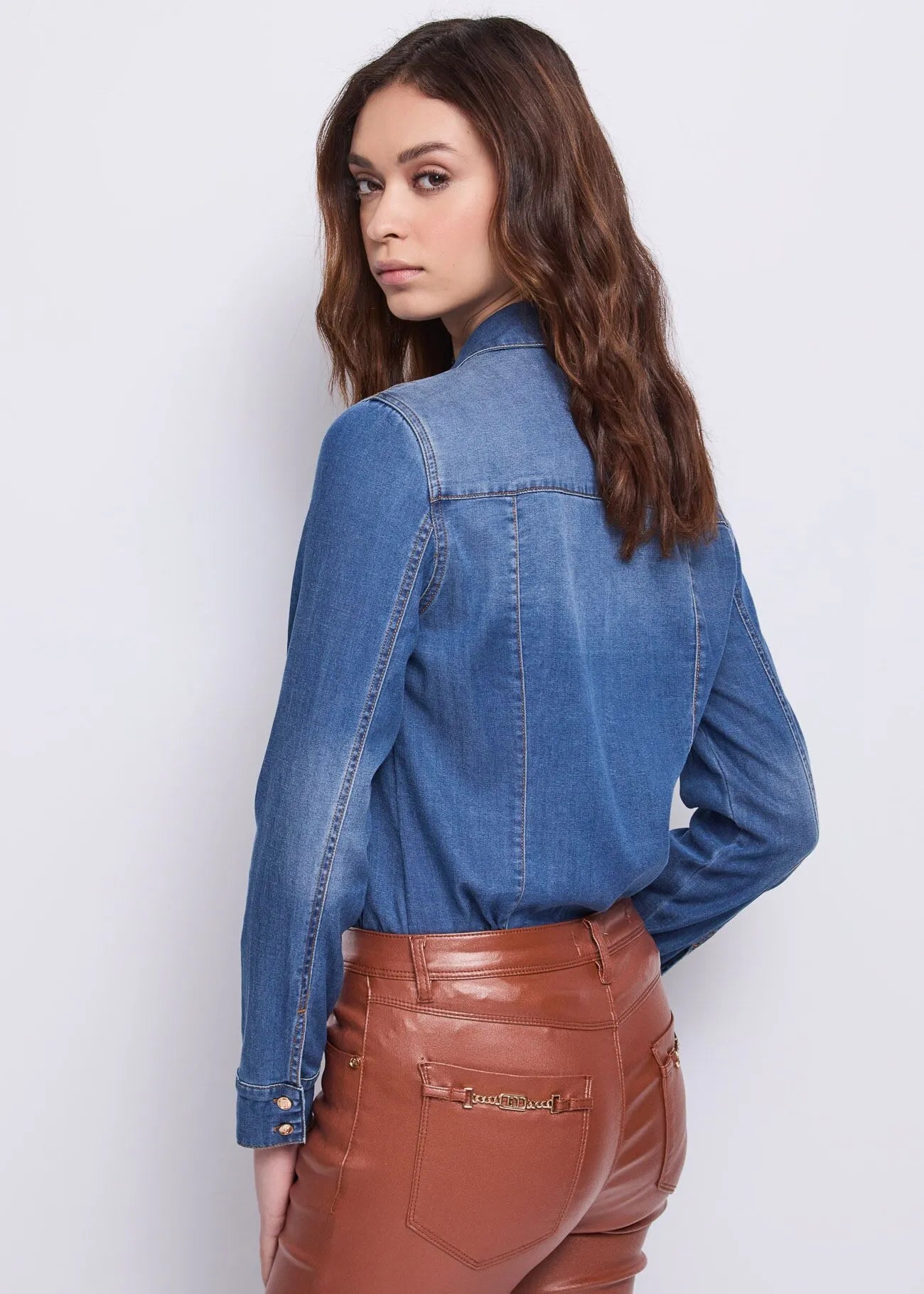 Gaudi 521BD46003 Camicia da donna in chambary con taschini