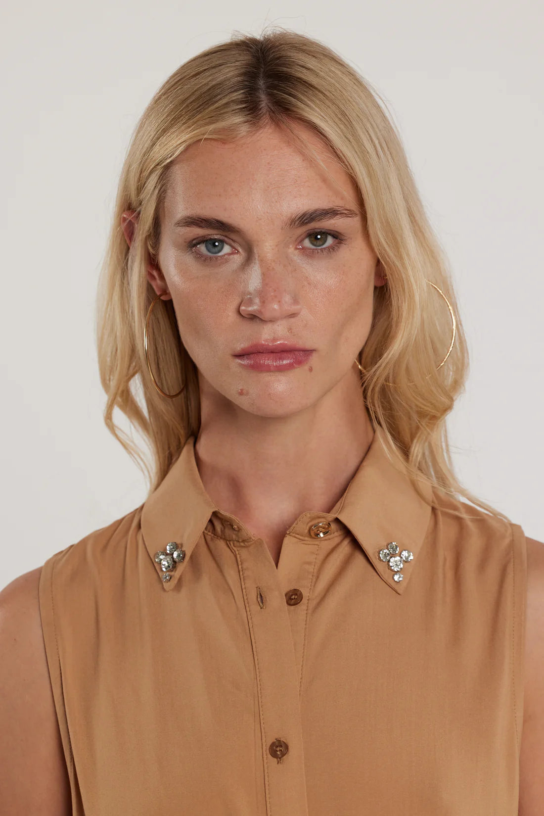 Relish Abito KAZY lungo smanicato chemisier con colletto più strass più cintura