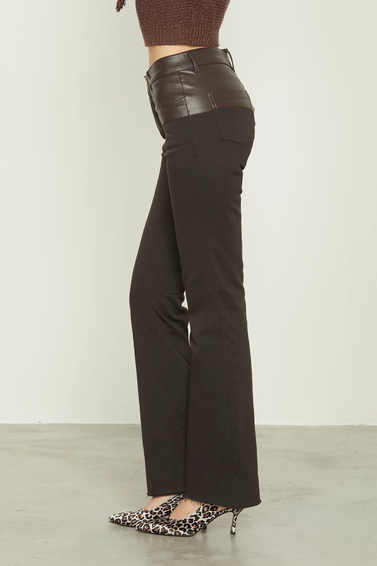 Pantalone JIJE vita alta zampa 5 tasche con bustino ecopelle più fondo sfrangiato