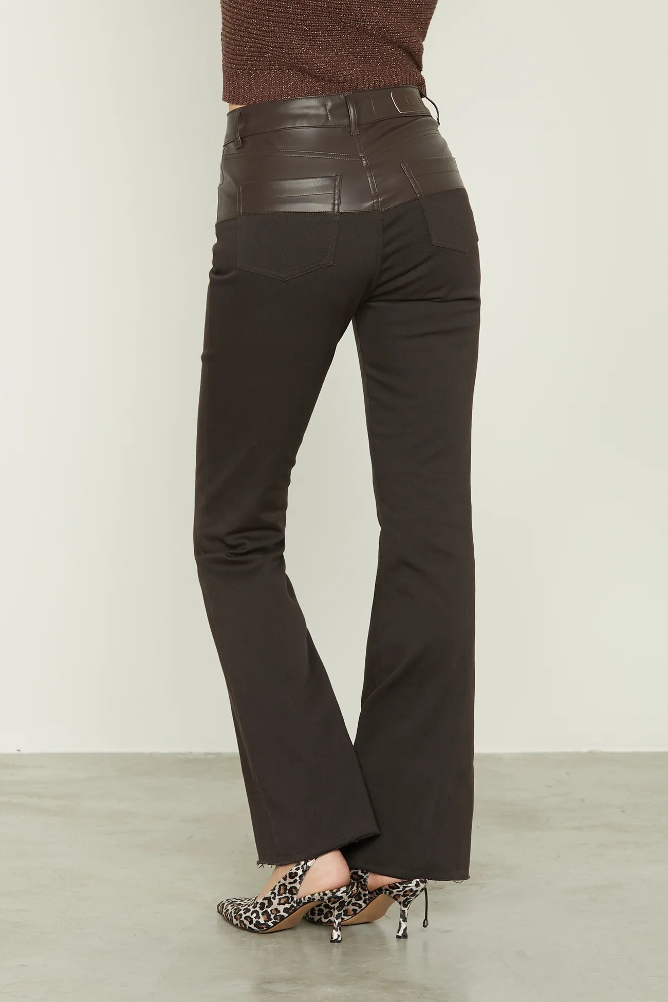 Pantalone JIJE vita alta zampa 5 tasche con bustino ecopelle più fondo sfrangiato