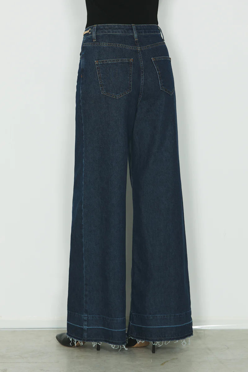 Panta RELISH REECE vita alta 5ts con fondo sfrangiato più catena logo in blue denim