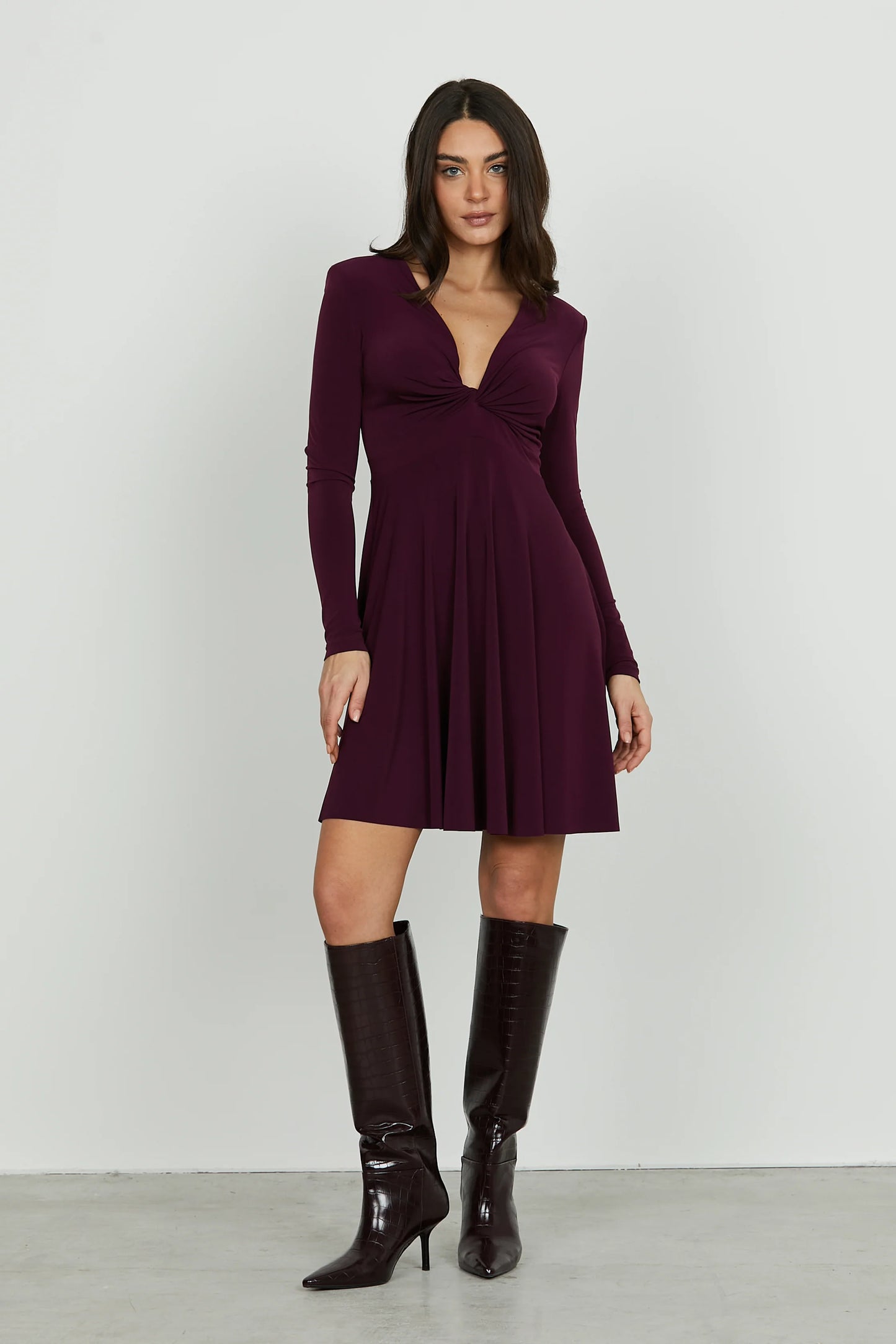 QUIRIMBAS short dress with long sleeves and a V-neckline and a knot