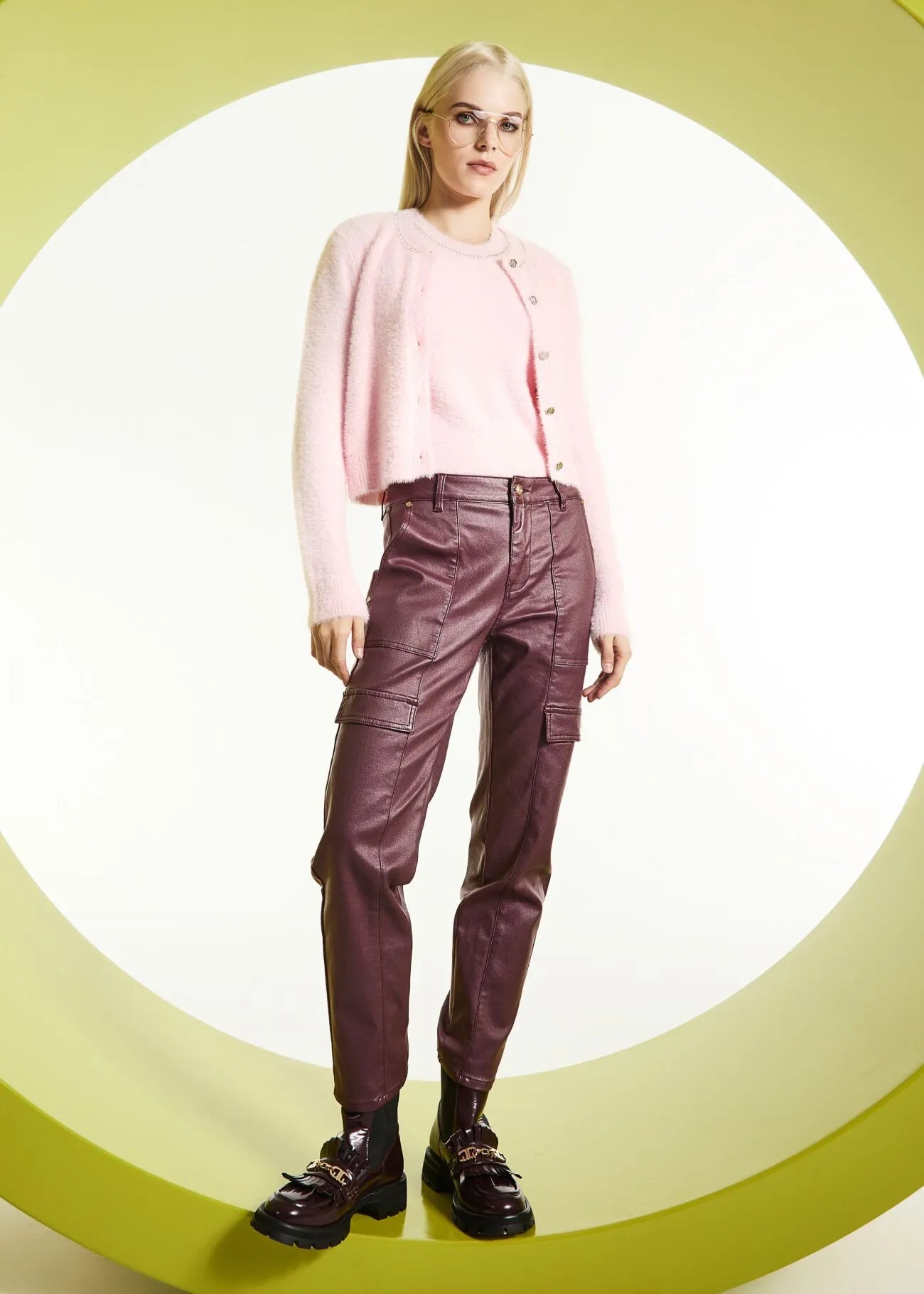 Gaudi 521BD25017 Pantaloni da donna effetto similpelle con tasche cargo