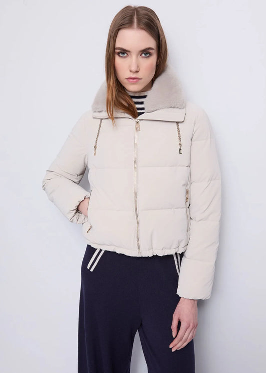 Piumino corto da donna con cappuccio e coulisse a catena GAUDI 521BD35009_2212