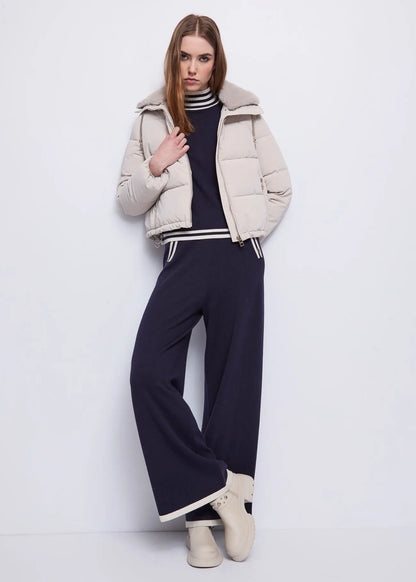 Piumino corto da donna con cappuccio e coulisse a catena GAUDI 521BD35009_2212