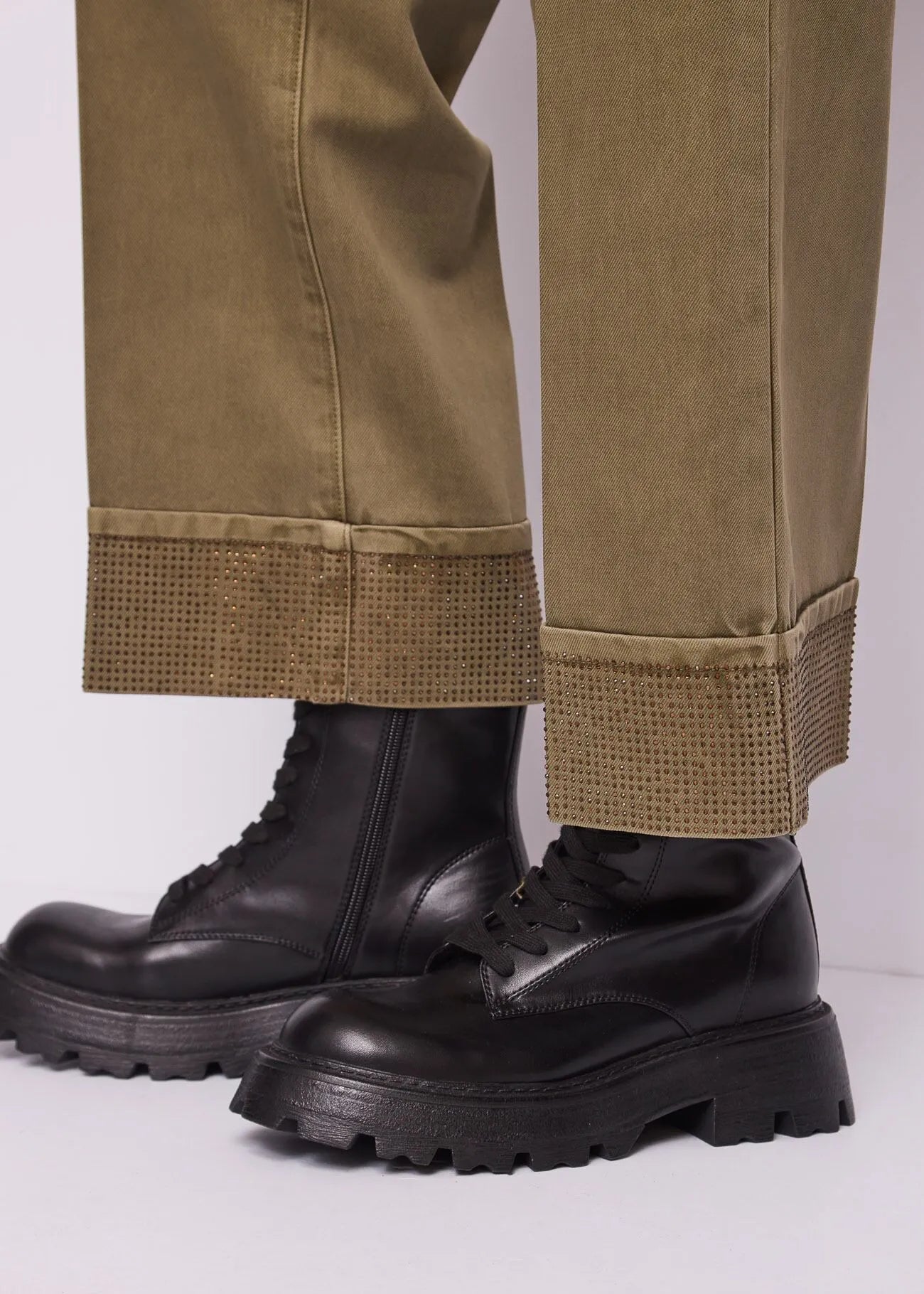 Gaudi 621BD25012 Pantaloni baggy da donna con risvolto