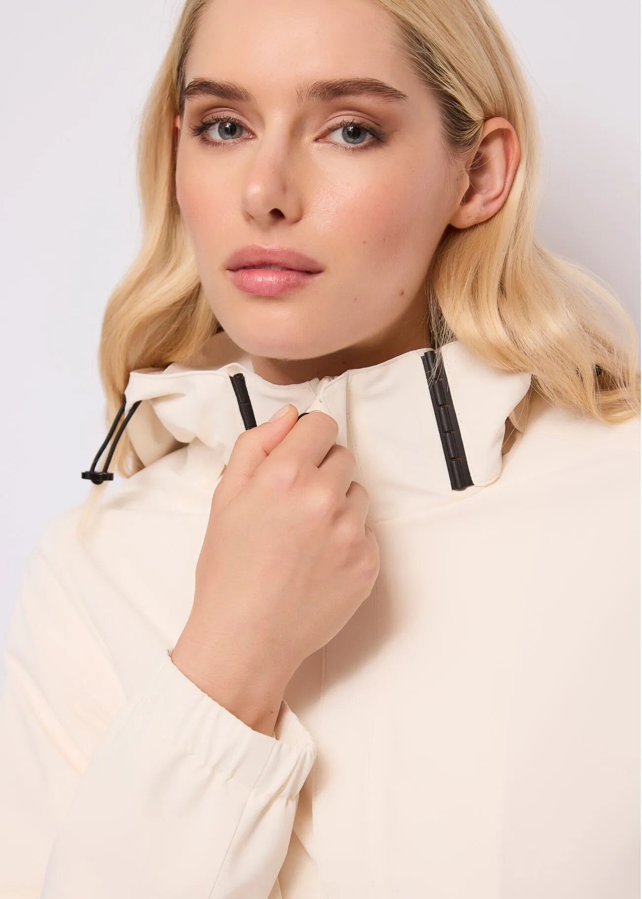 Gaudi 611BD35018 Giacca bianca da donna con cappuccio