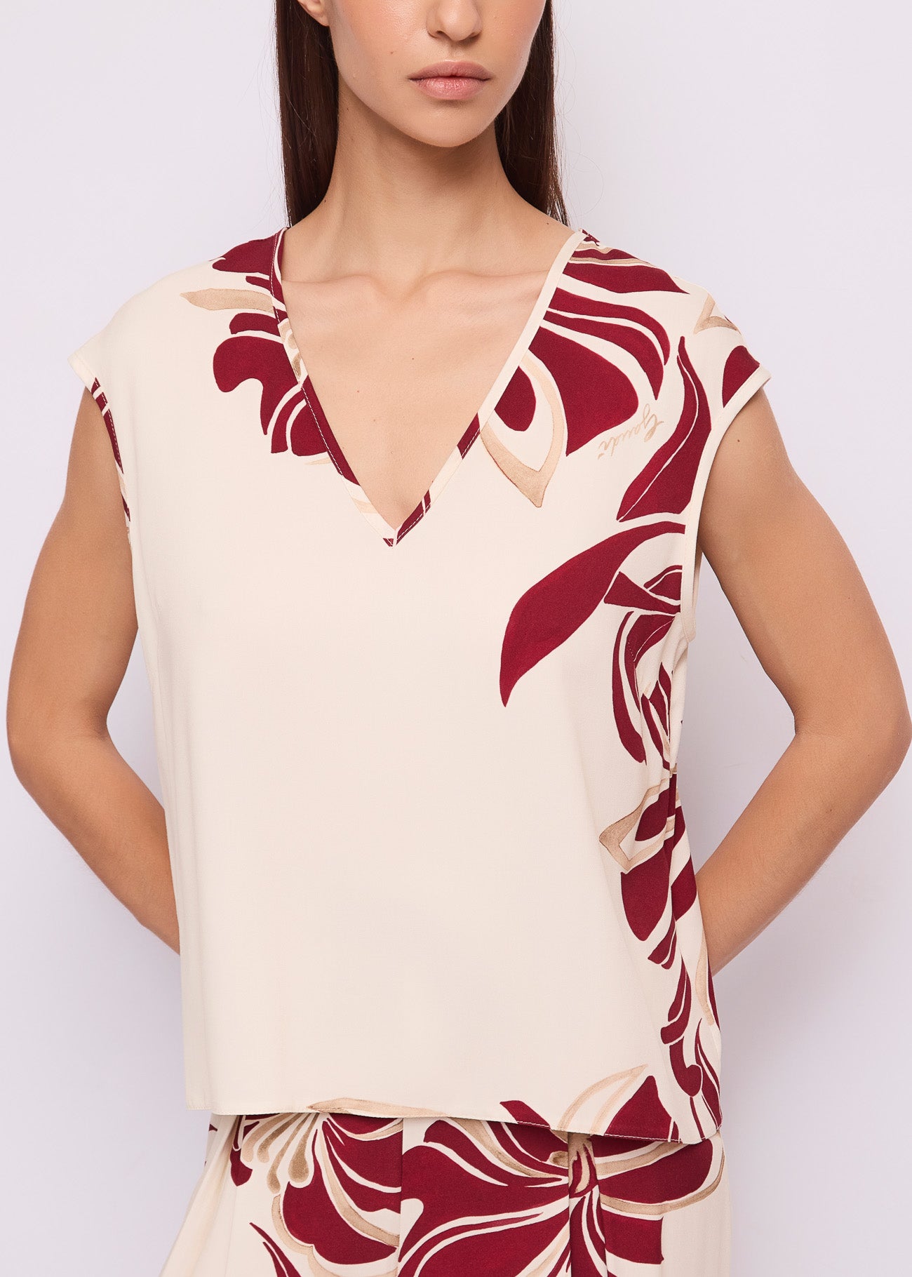 Gaudi 611fd45062 Top con Scollo a V