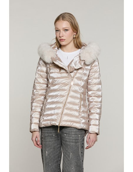 Piumino PYLEM_A manica lunga con ts + zip trasversale + cappuccio + bordo ecopelliccia staccabile