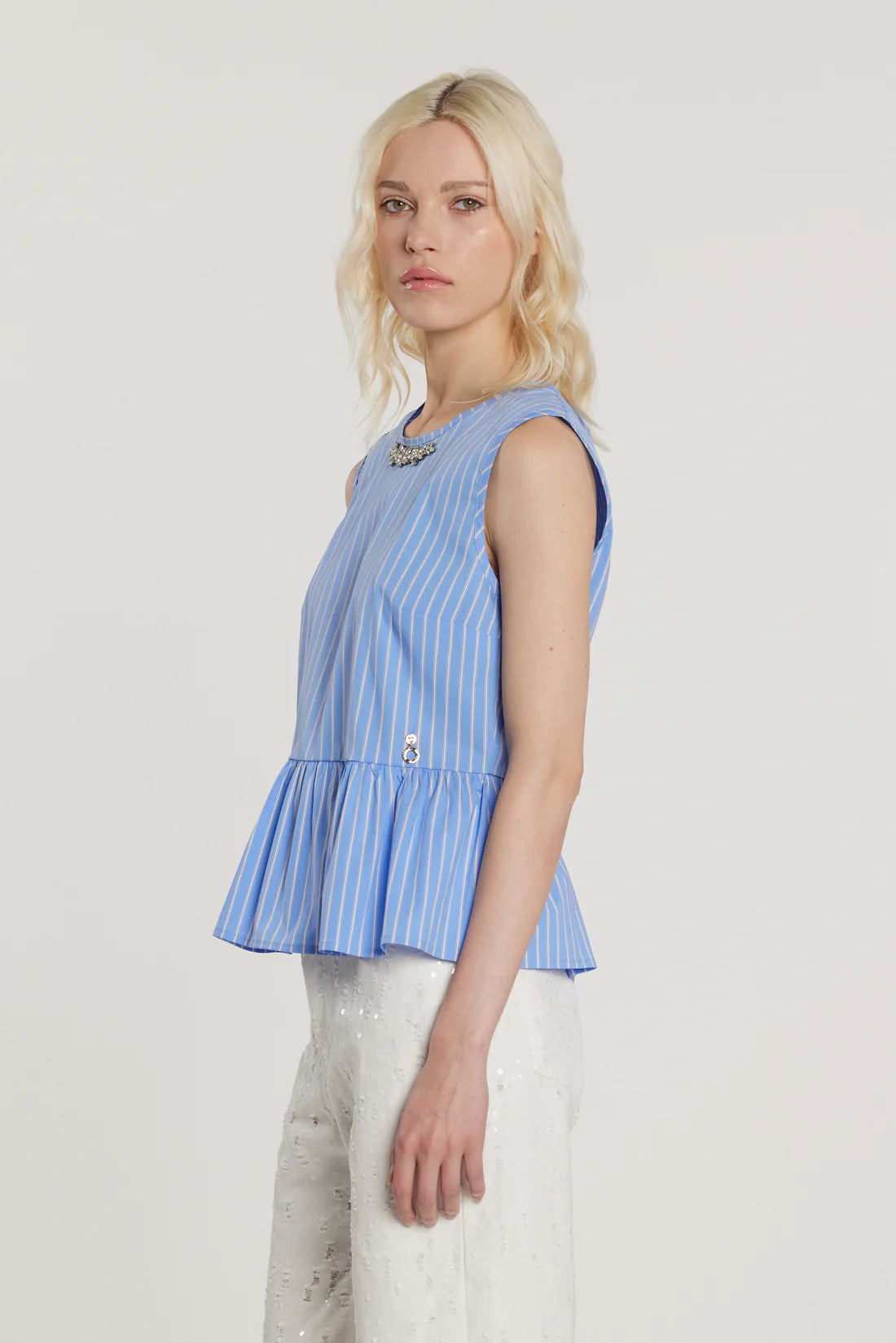 Relish Blusa MERIL smanicata con apertura più fiocchi sulla schiena più applicazioni gioiello più balza fondo righe