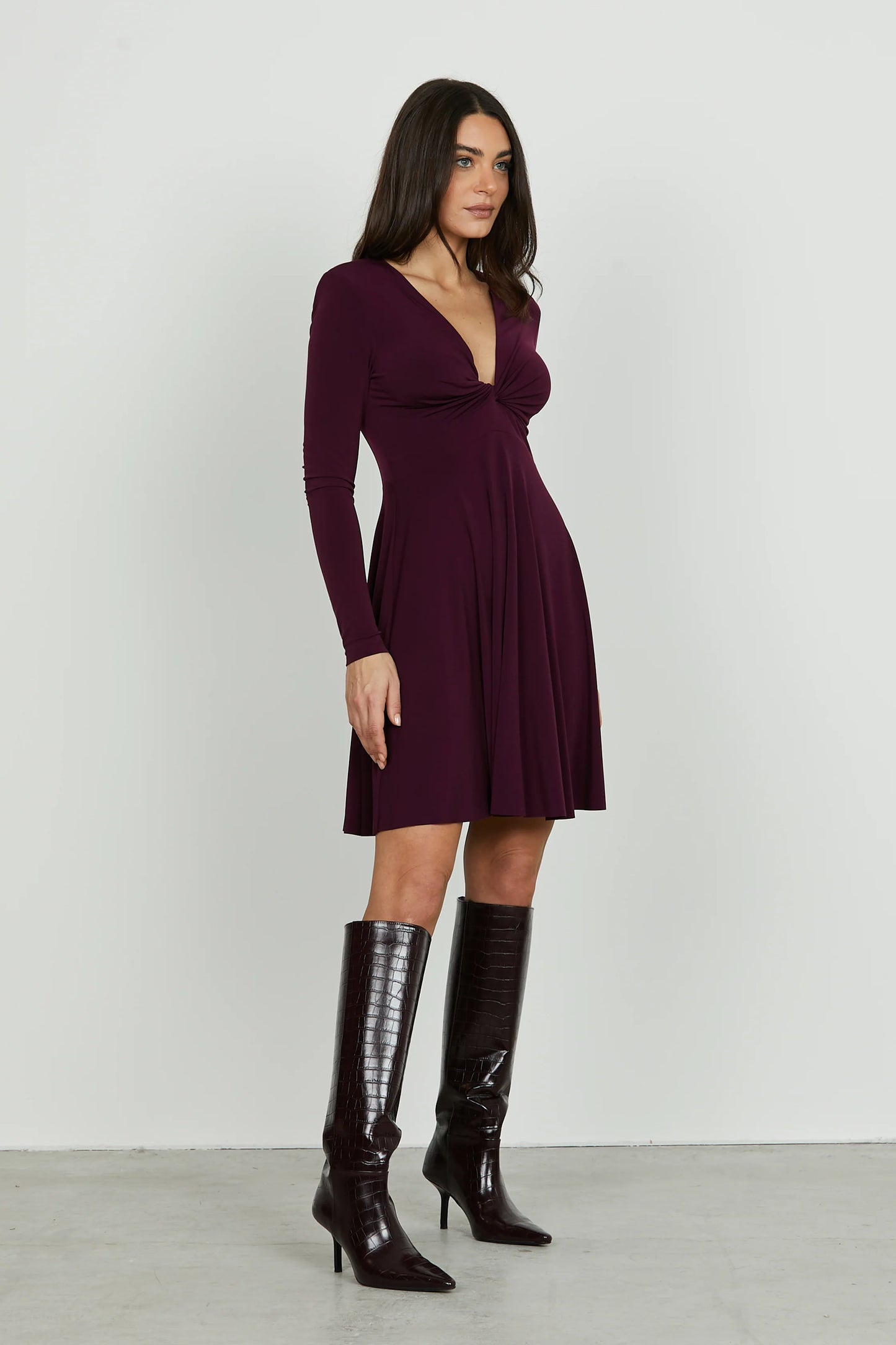 QUIRIMBAS short dress with long sleeves and a V-neckline and a knot
