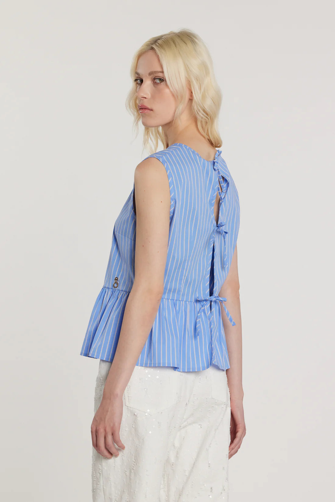 Relish Blusa MERIL smanicata con apertura più fiocchi sulla schiena più applicazioni gioiello più balza fondo righe