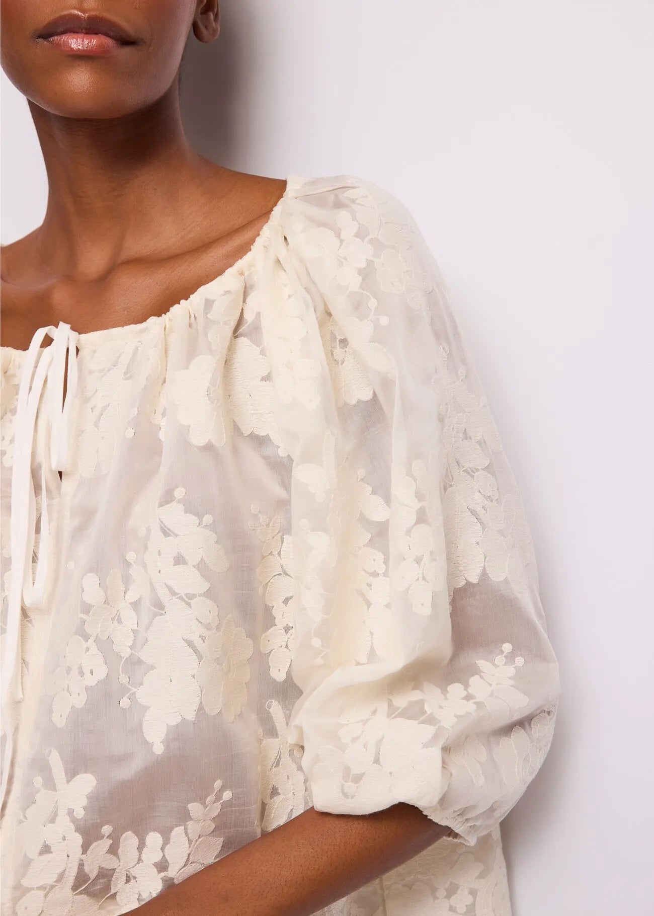 Gaudi 611FD45030 Camicia da donna con ricami floreali