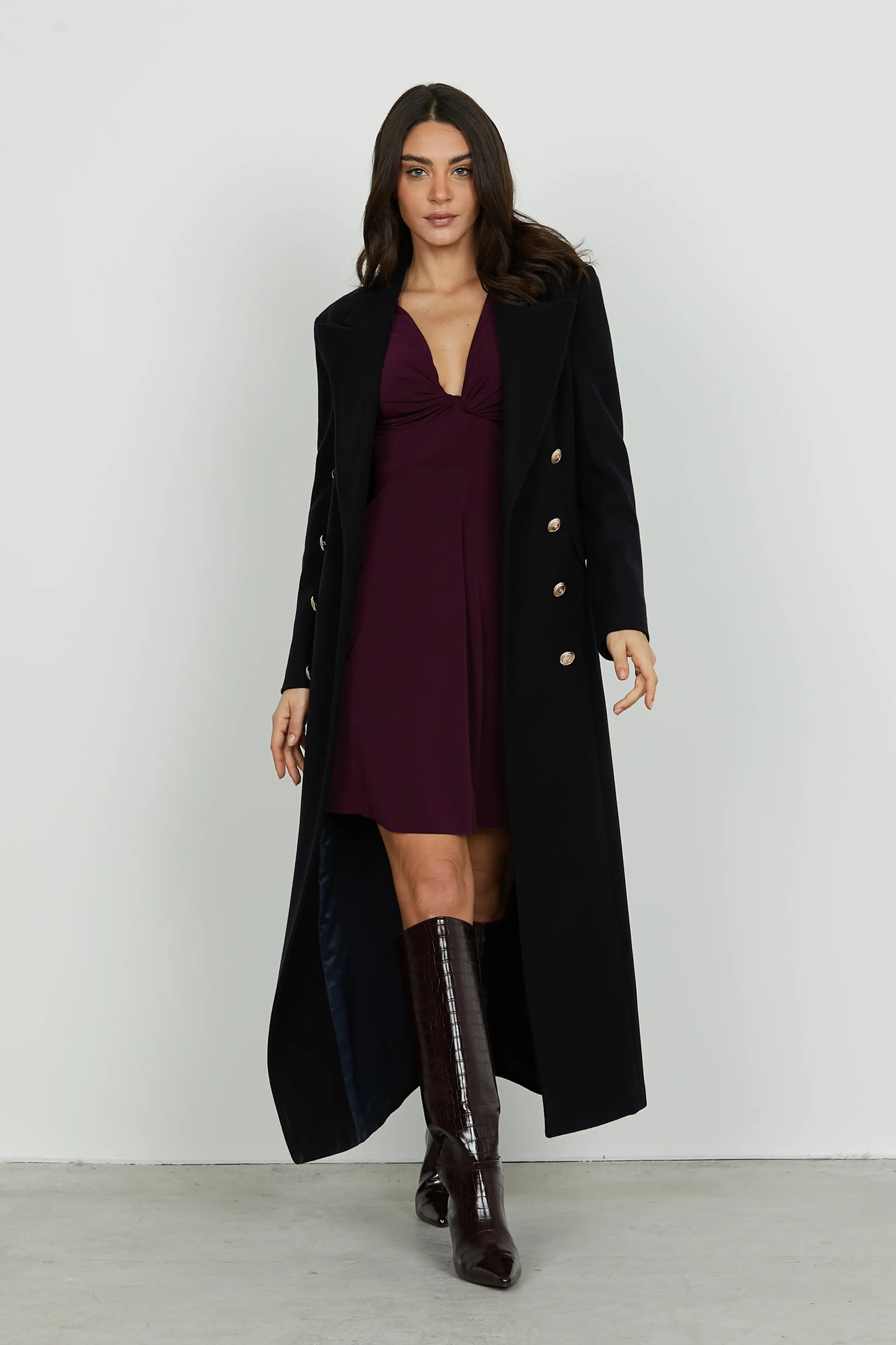 QUIRIMBAS short dress with long sleeves and a V-neckline and a knot