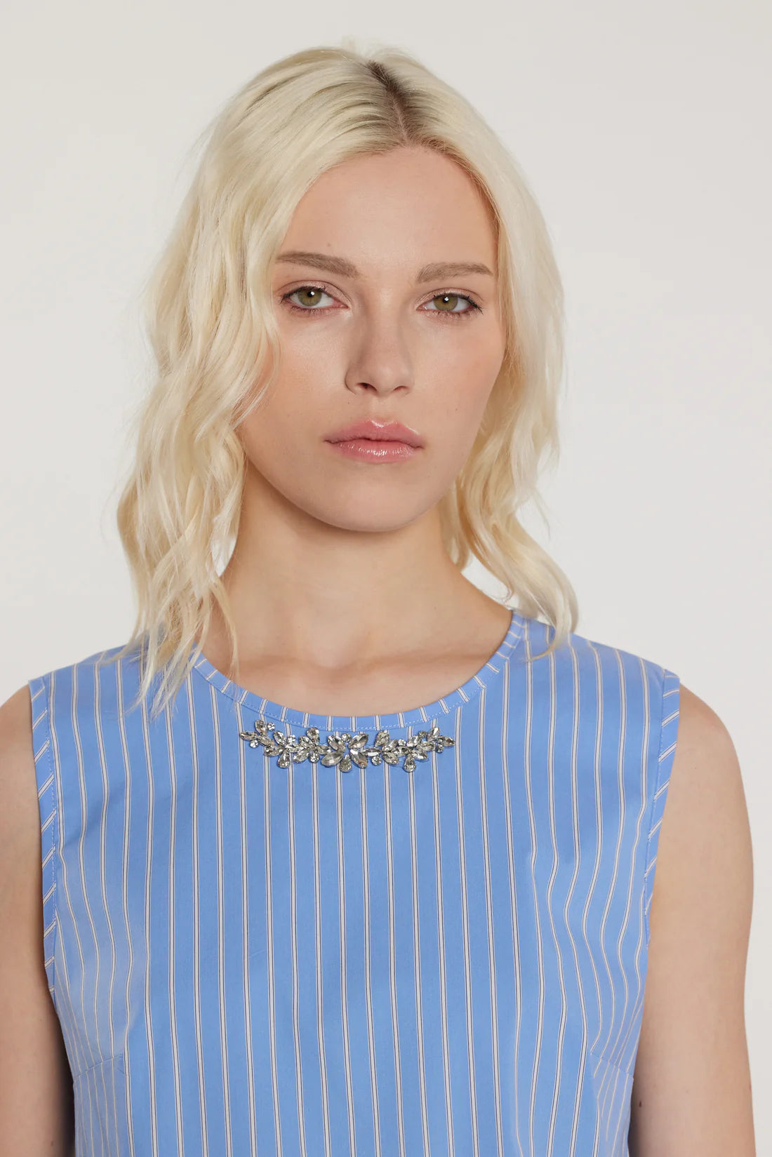 Relish Blusa MERIL smanicata con apertura più fiocchi sulla schiena più applicazioni gioiello più balza fondo righe