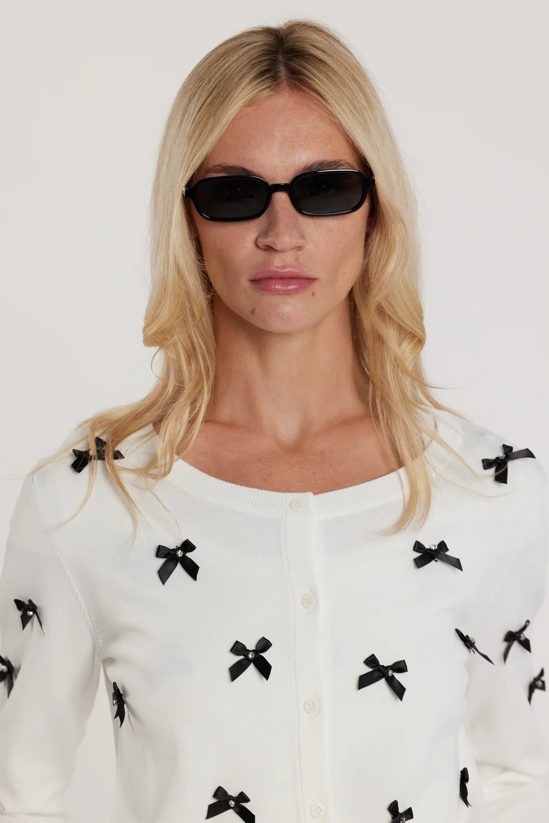 Relish RYDER cardigan maniche lunghe girocollo con bottoncini più fiocchi più strass